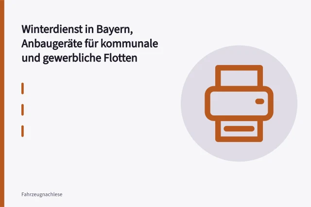 Lkw mit Schneepflug und Streuer im Winterdiensteinsatz auf verschneiter Straße. Winterdienst in Bayern, Anbaugeräte für kommunale und gewerbliche Flotten